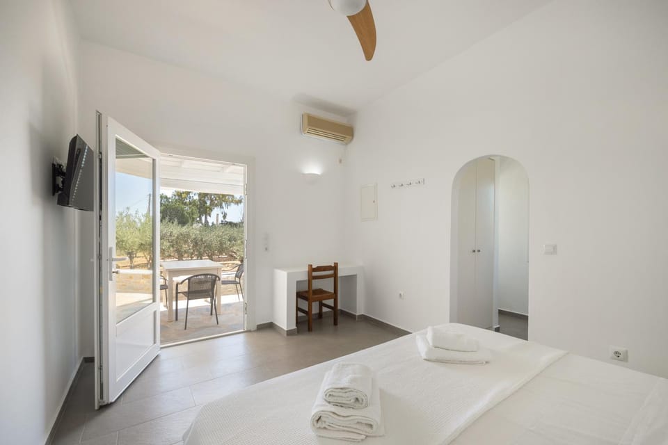 Bed, TV and multimedia, Photo of the whole room, Bedroom, towels, wardrobe, air conditioner