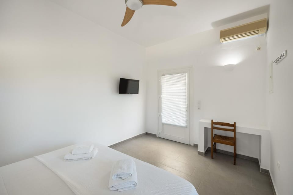 Bed, TV and multimedia, Photo of the whole room, Bedroom, towels, air conditioner