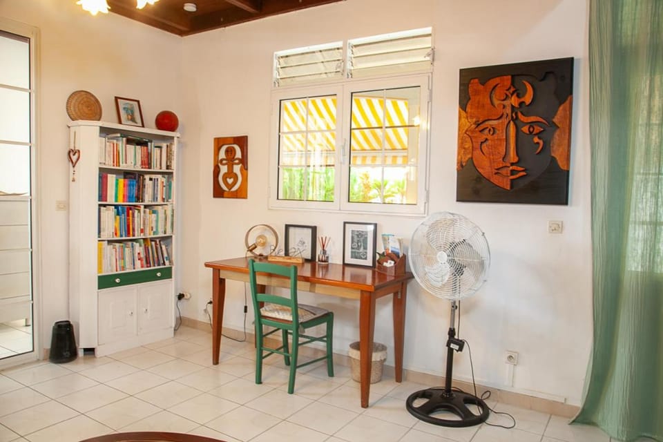 Library, Decorative detail, Seating area, Dining area