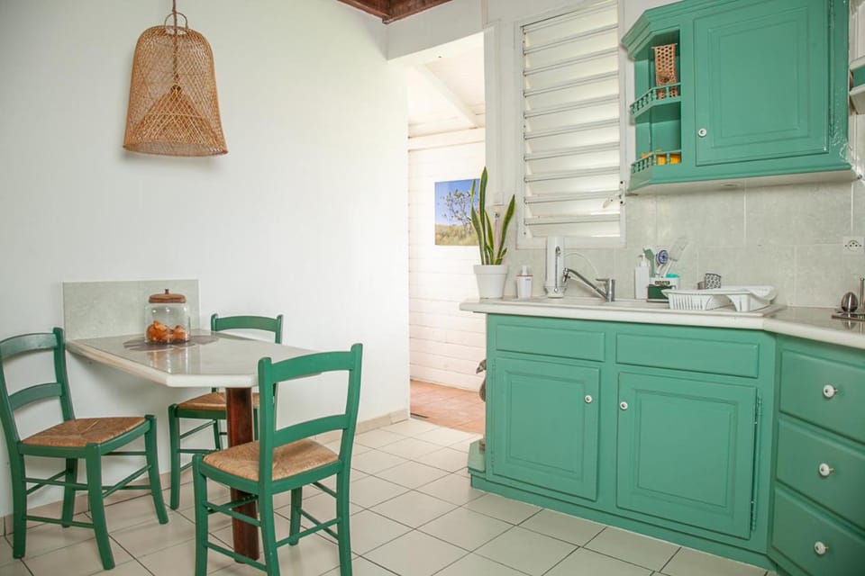 Kitchen or kitchenette, Dining area, stove