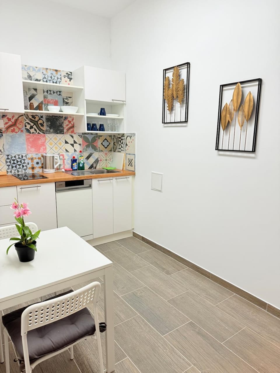 Kitchen or kitchenette, Dining area