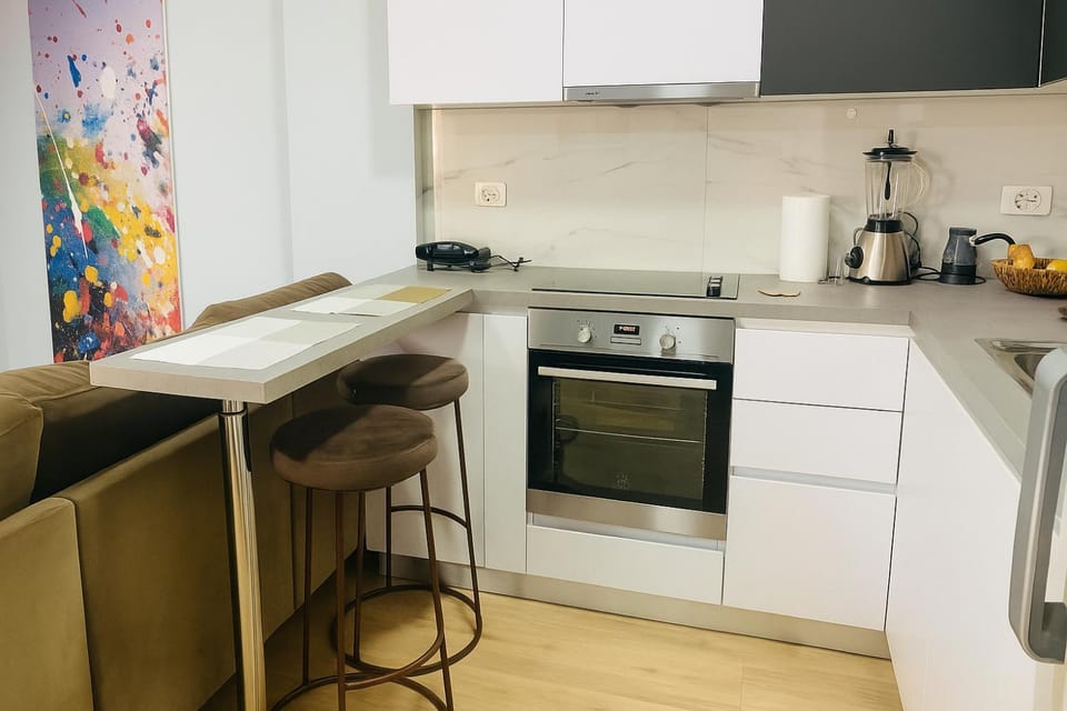 Coffee/tea facilities, Kitchen or kitchenette, Dining area, dishwasher, minibar, oven, stove, toaster