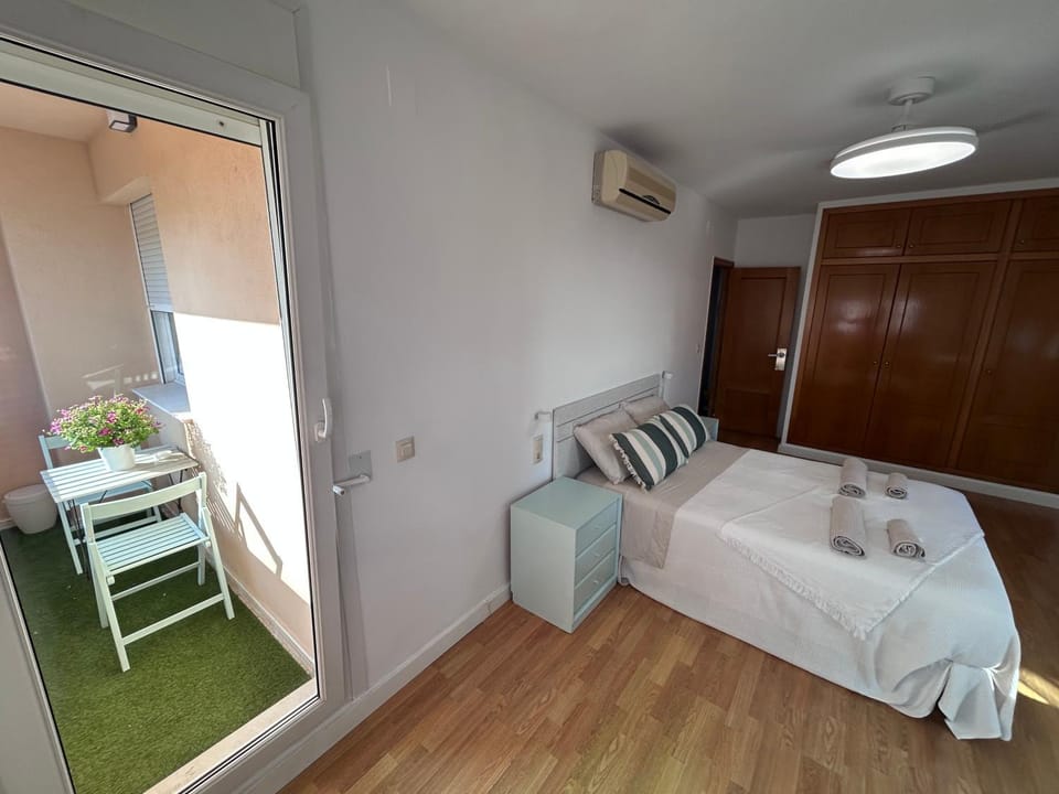 Photo of the whole room, Bedroom