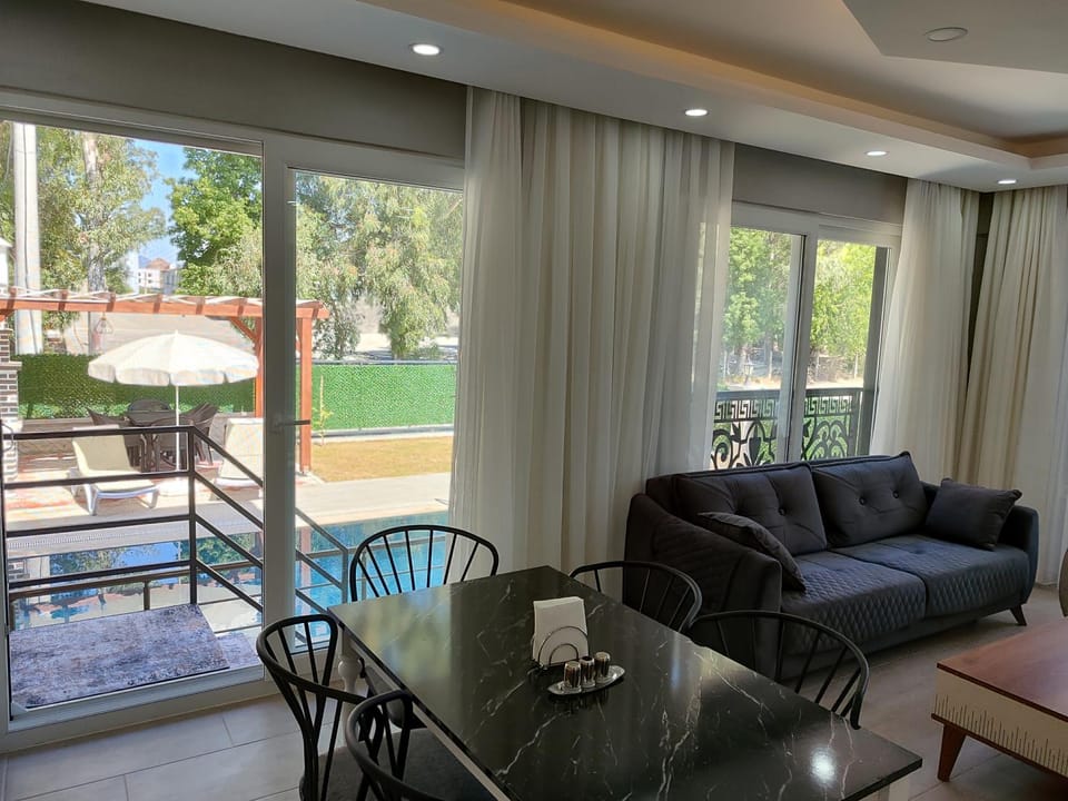 Communal lounge/ TV room