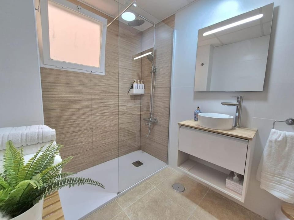 Shower, Toilet