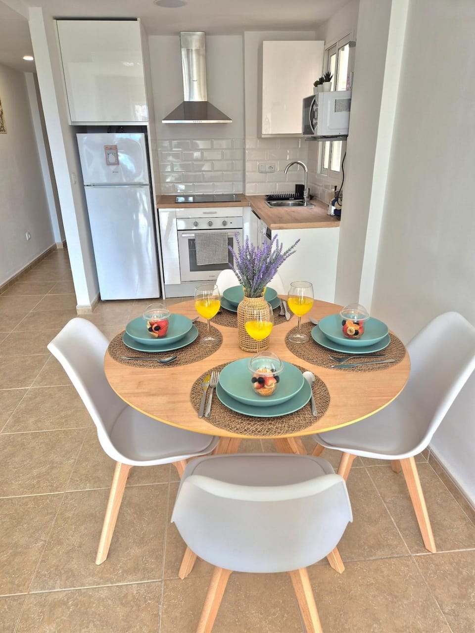 Kitchen or kitchenette, Dining area
