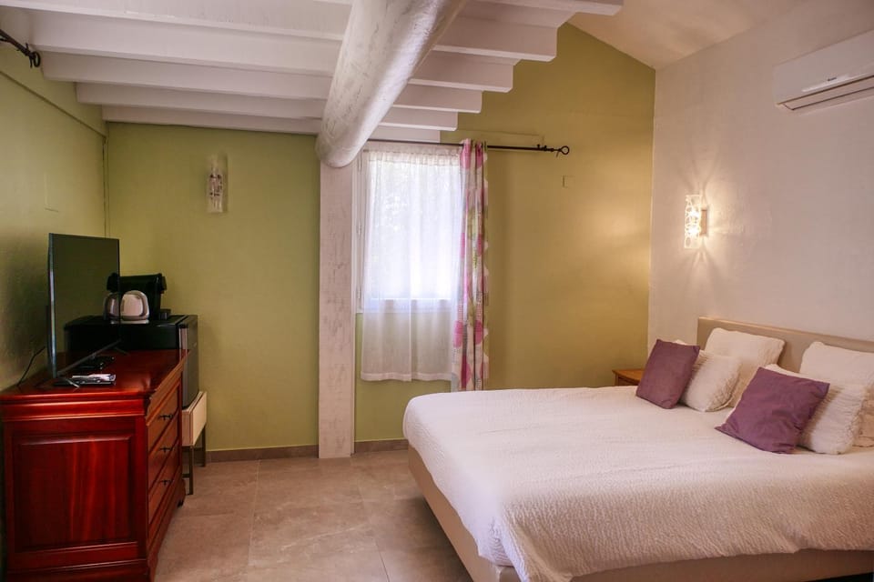 Les Chambres du Hameau Bed and Breakfast in Gordes