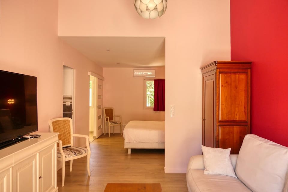 TV and multimedia, Living room, Photo of the whole room, Seating area, Bedroom