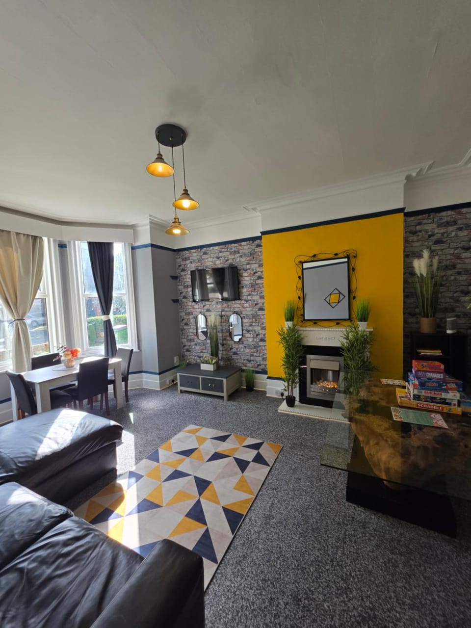 TV and multimedia, Living room, Seating area, Evening entertainment
