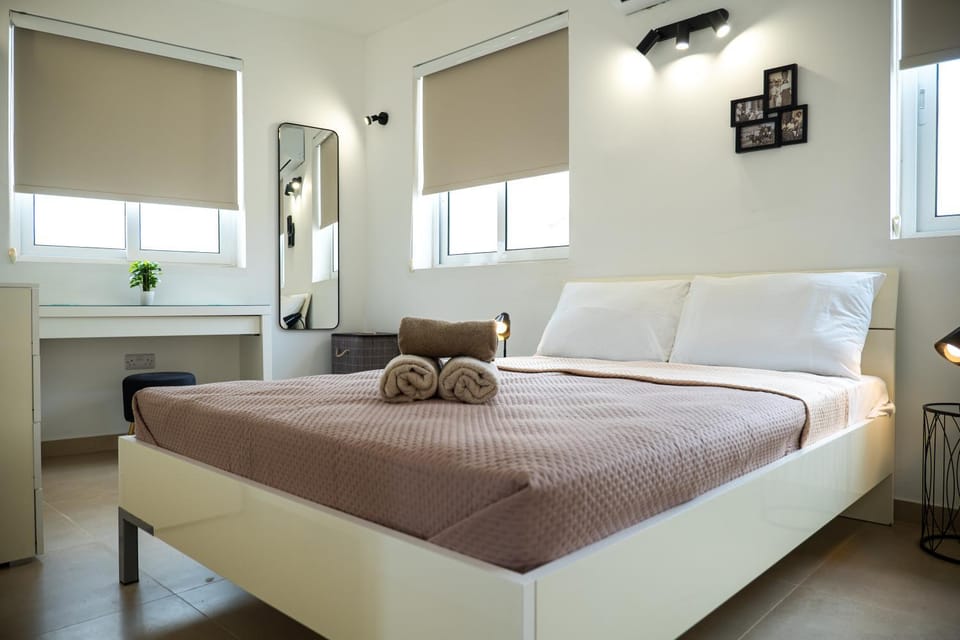 Bed, Photo of the whole room, Bedroom, towels