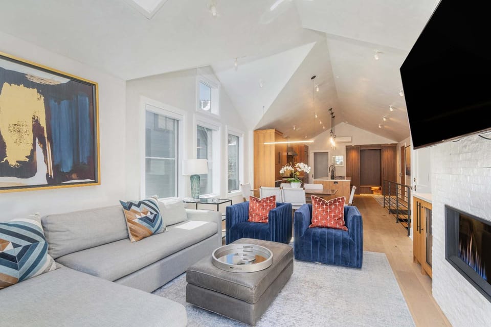 Upscale Condo Near Lift and Town with Mountain Views House in Telluride