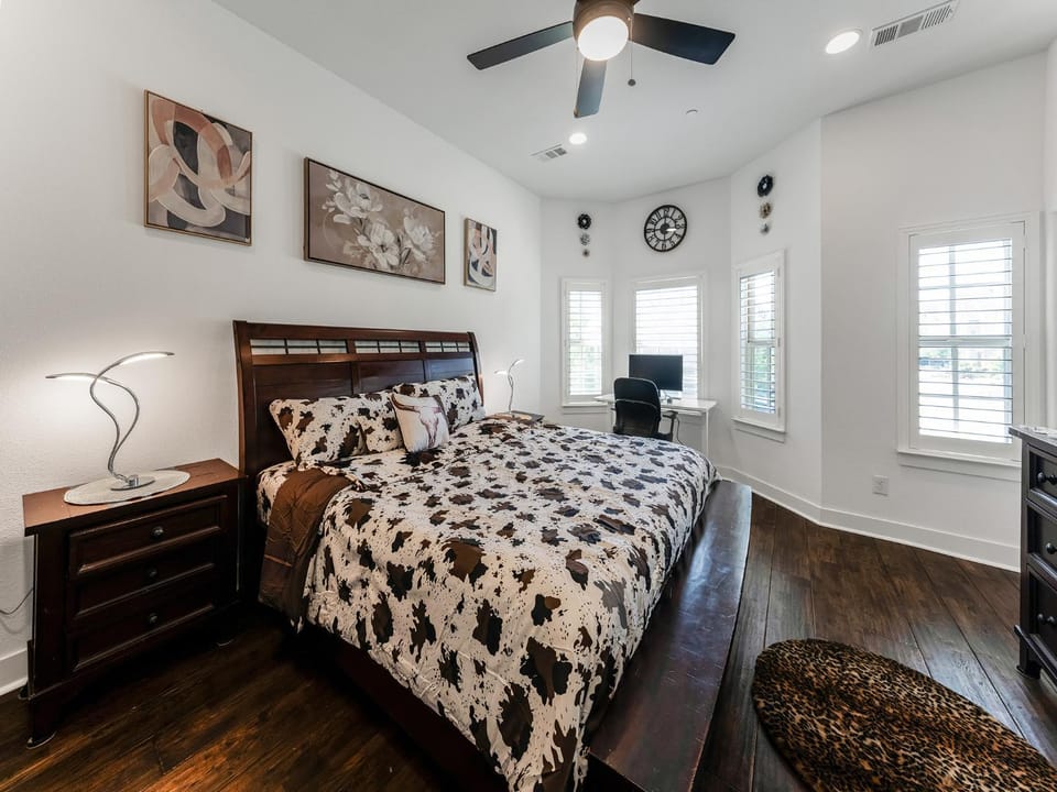 Photo of the whole room, Bedroom