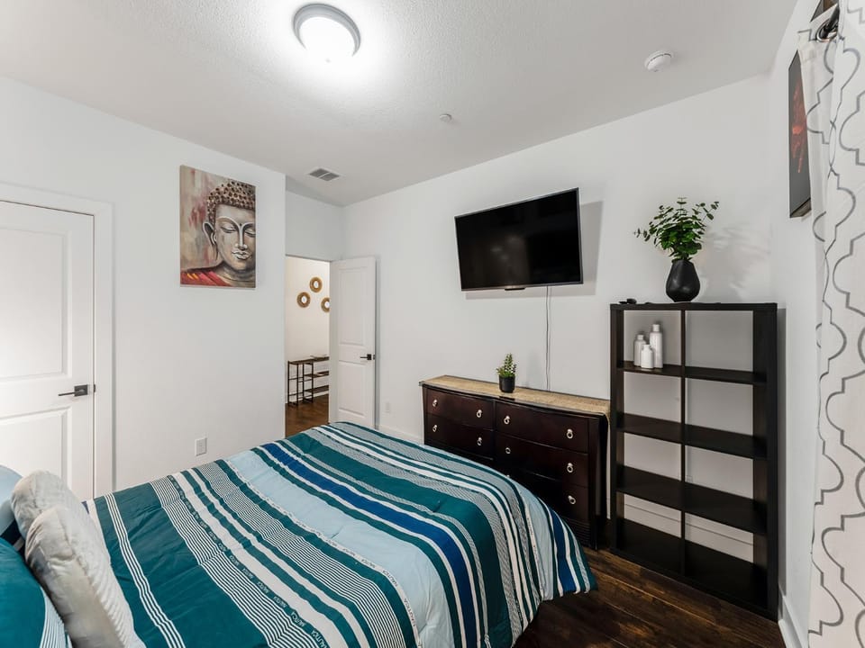 Bed, TV and multimedia, Bedroom