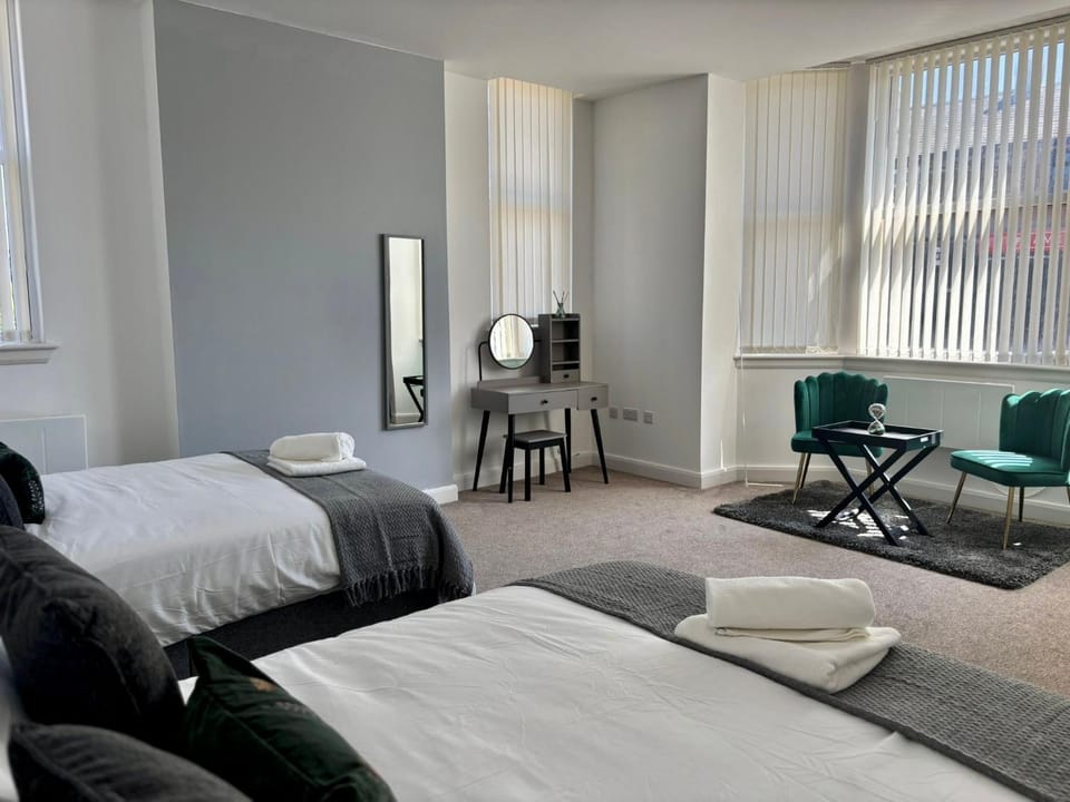 Bed, Photo of the whole room, Seating area, Bedroom, towels