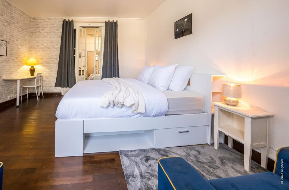 Bed, Photo of the whole room