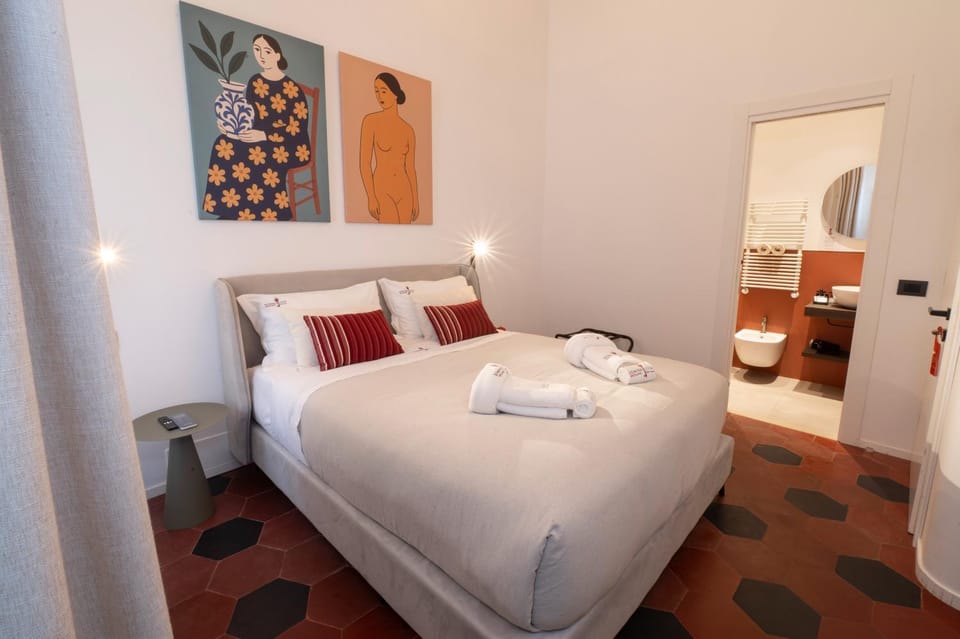 Bed, Decorative detail, Bedroom, locker, towels