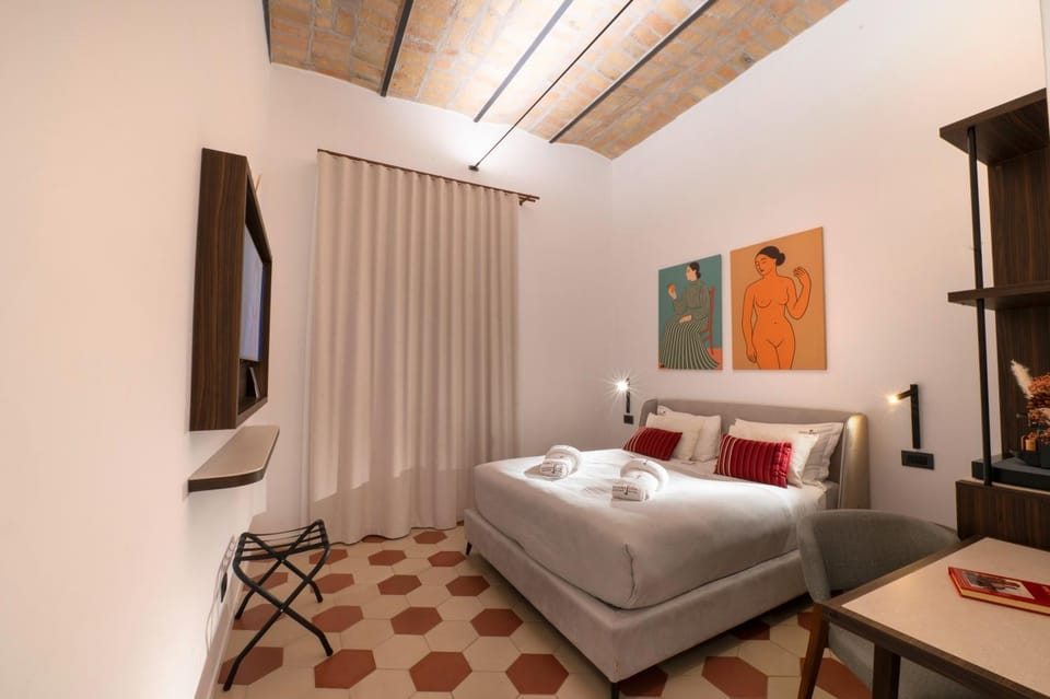 Bed, TV and multimedia, Bedroom, locker, towels