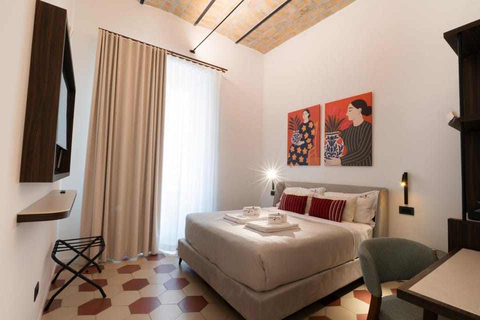 Bed, TV and multimedia, Bedroom, locker, towels