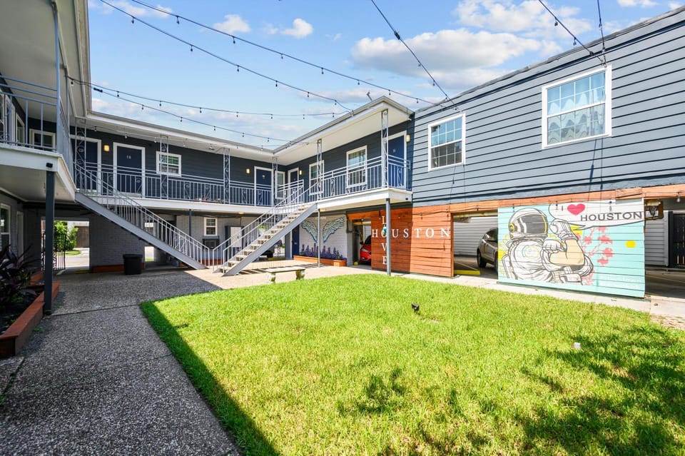 Modern Three Bedroom in Central Montrose Location Apartment in Houston