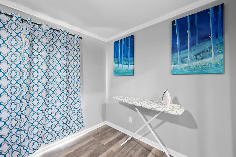Modern Three Bedroom in Central Montrose Location Apartment in Houston