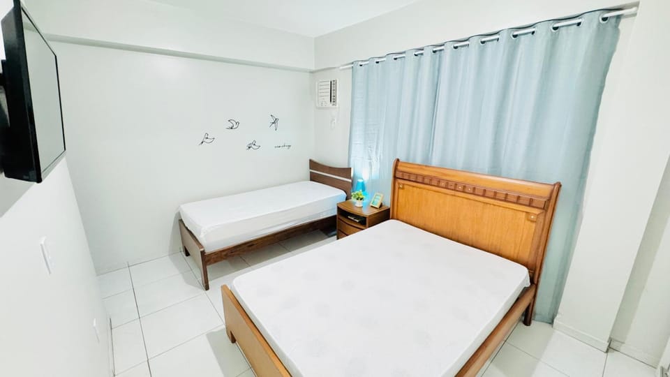 Bed, TV and multimedia, Photo of the whole room