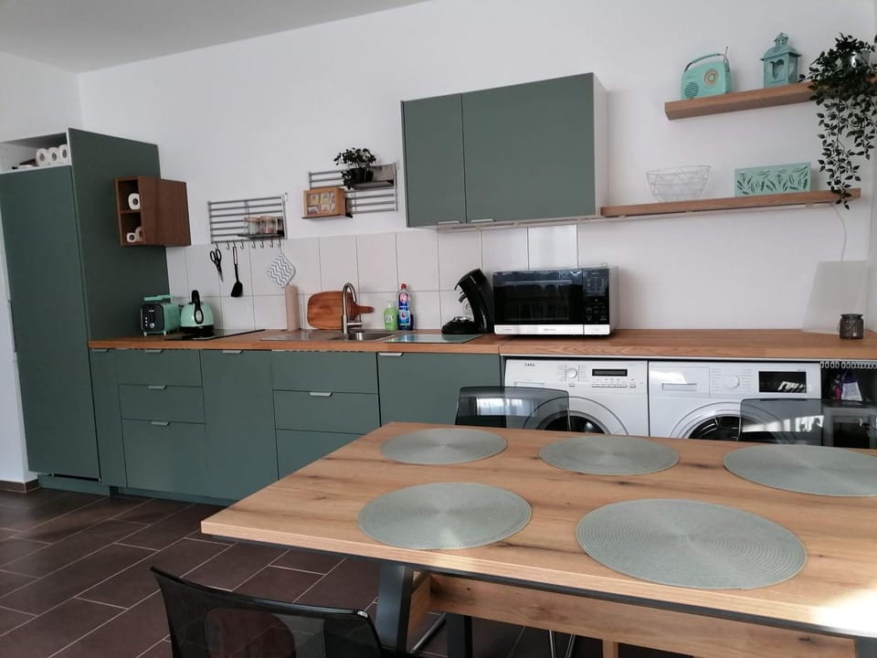 Kitchen or kitchenette, Dining area