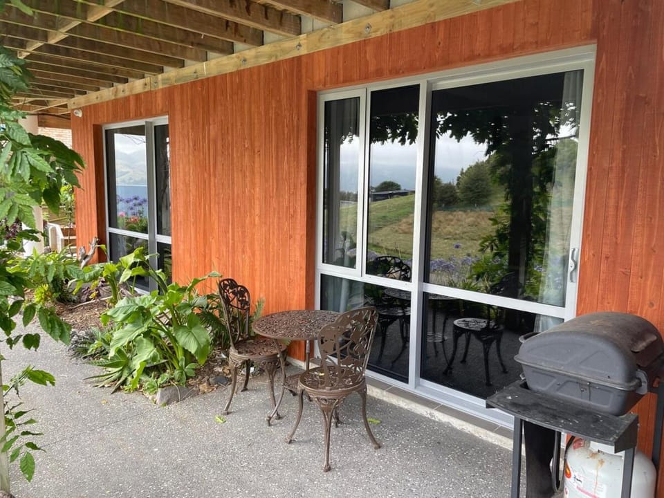 Luxury Diamond Harbour Retreat with Ocean Views Apartment in Christchurch