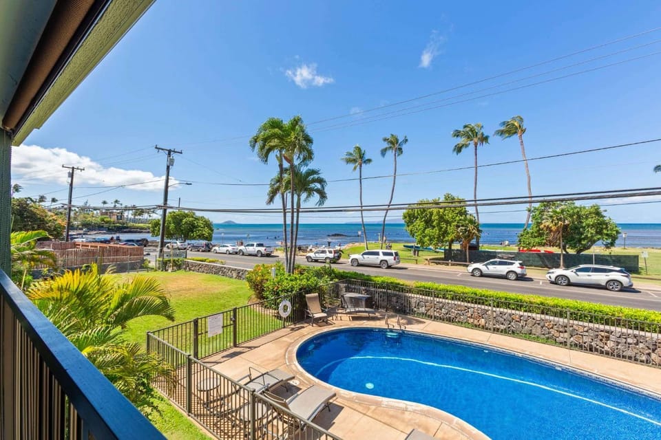 Bright Kihei Condo Across from Beach Pool AC Sleeps 4 House in Kihei