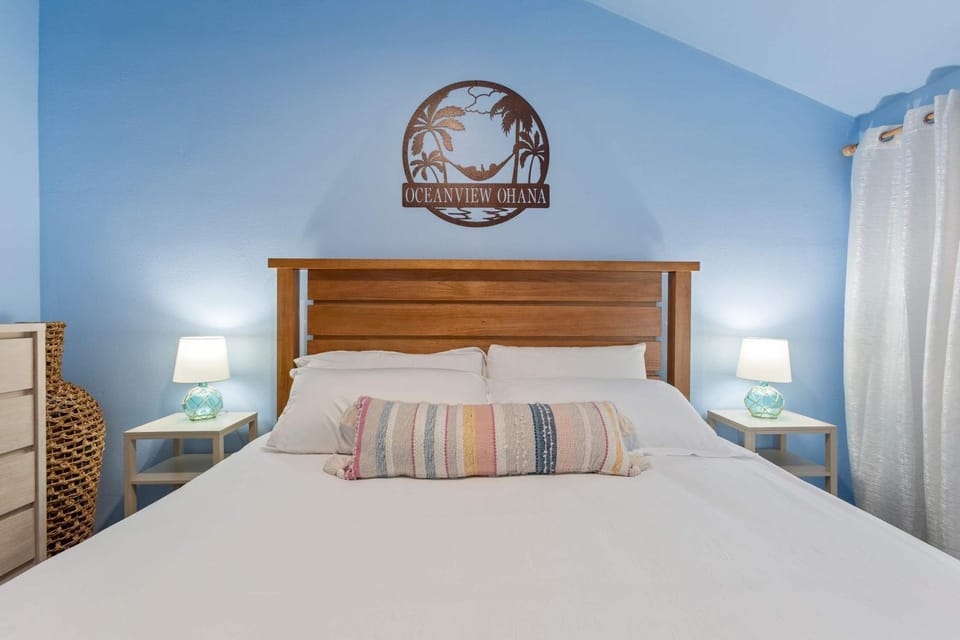 Bright Kihei Condo Across from Beach Pool AC Sleeps 4 House in Kihei