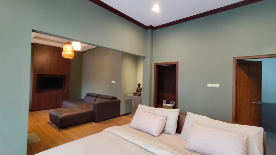 Bed, TV and multimedia, Living room, Photo of the whole room, Seating area, Bedroom