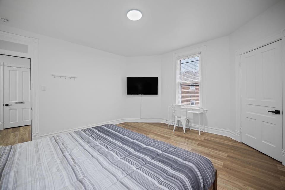 Shadyside, Pittsburgh !E Modern and Bright Private Bedroom with Shared Bathroom Vacation rental in Shadyside