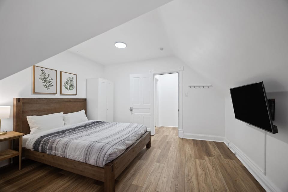 Shadyside, Pittsburgh !G Modern and Bright Private Bedroom with Shared Bathroom Vacation rental in Shadyside