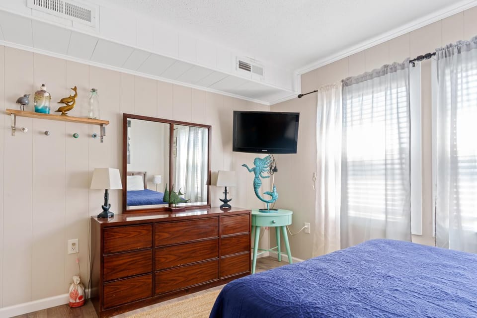 Renovated 1-Bedroom Condo with Bay Views, Near Convention Center & Beach House in Ocean City