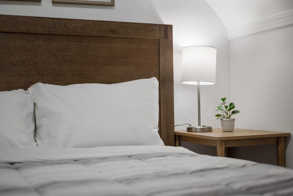 Shadyside, Pittsburgh !H Modern and Bright Private Bedroom with Shared Bathroom Vacation rental in Shadyside