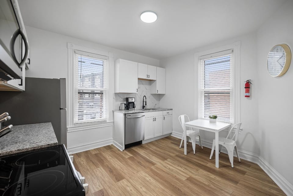 Shadyside, Pittsburgh !H Modern and Bright Private Bedroom with Shared Bathroom Vacation rental in Shadyside