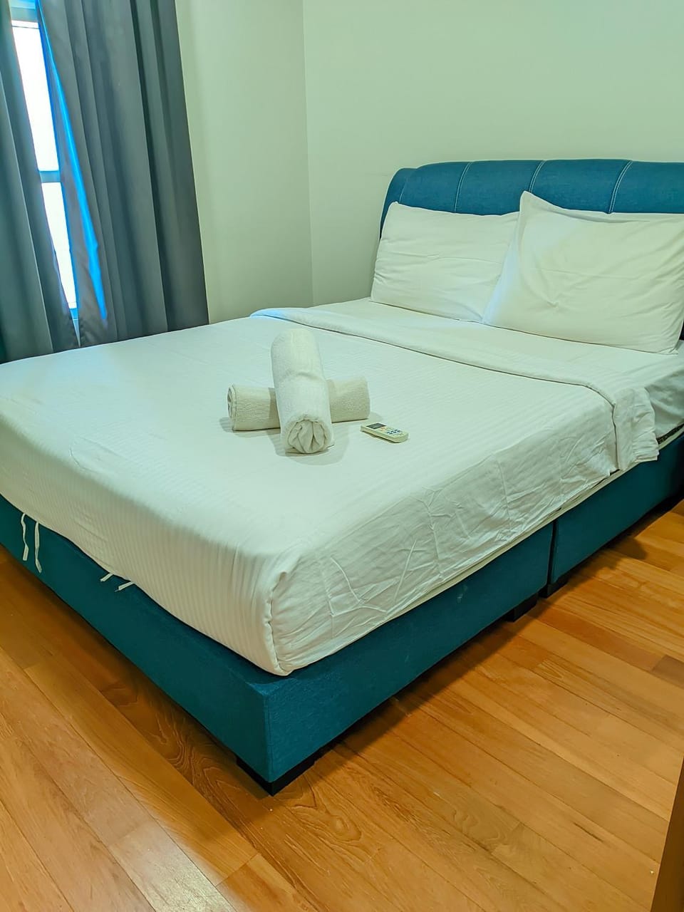 Bed, Photo of the whole room, Bedroom, towels