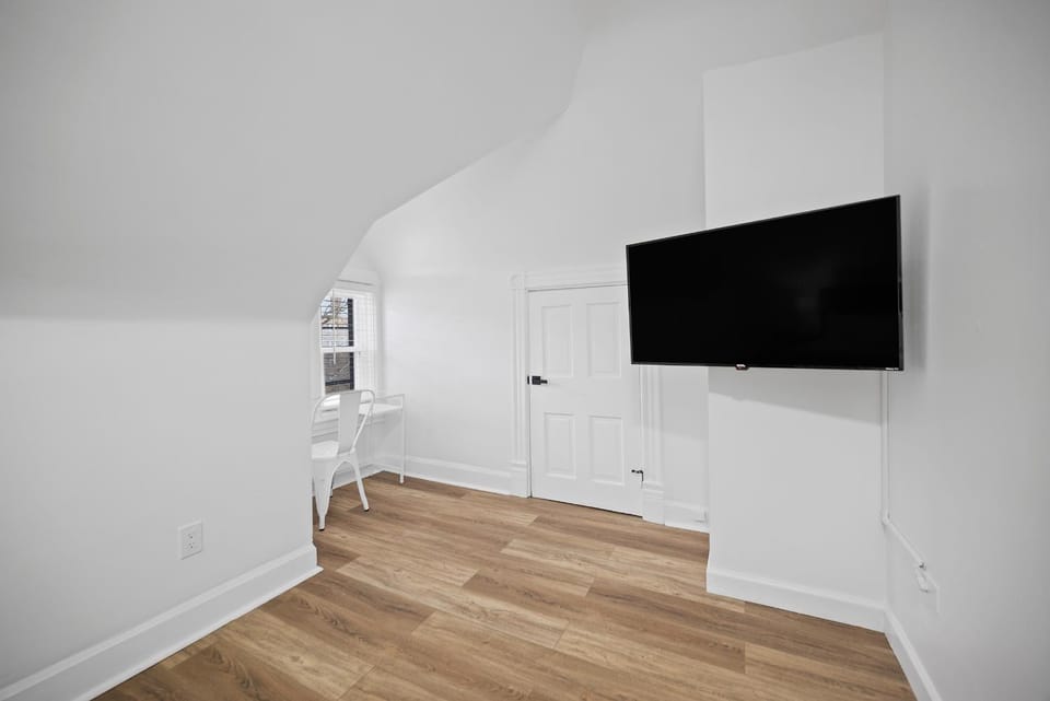 Shadyside, Pittsburgh !I Modern and Bright Private Bedroom with Shared Bathroom Vacation rental in Shadyside