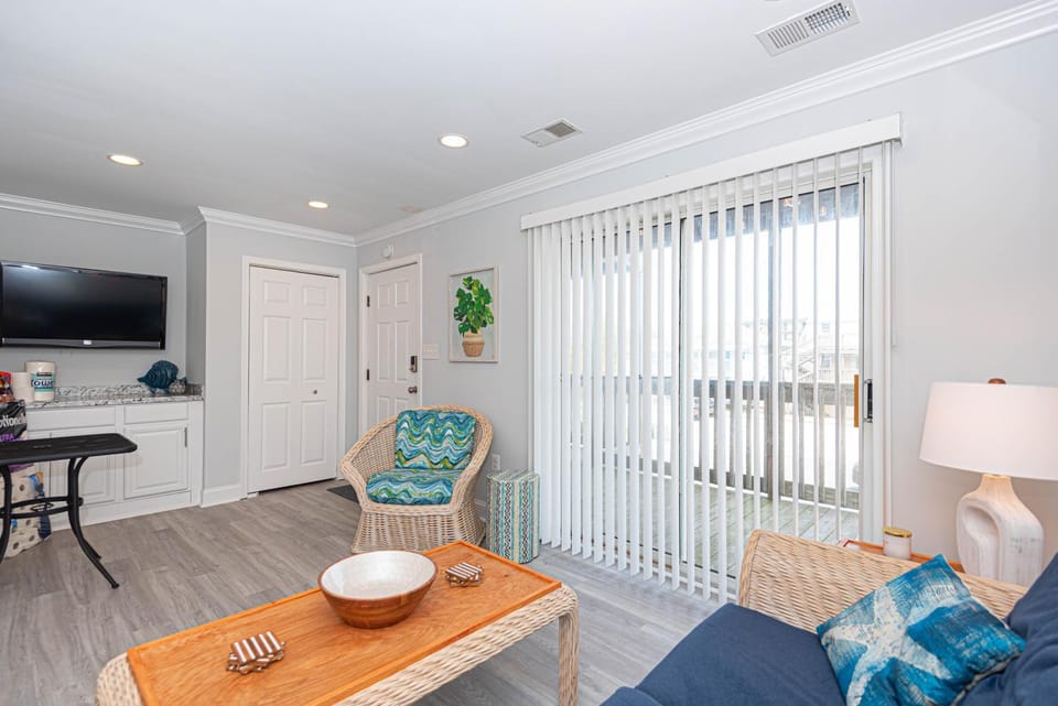 Spacious 2-Bedroom Condo on 43rd Street Easy Access to OC Convention Center! House in Ocean City