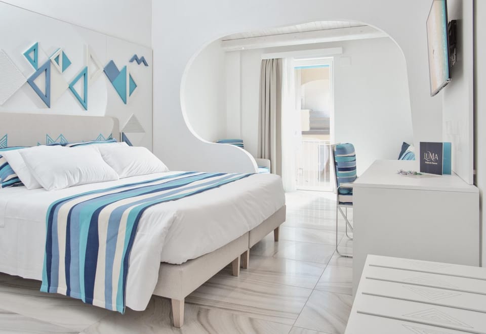 Bed, TV and multimedia, Photo of the whole room, Bedroom