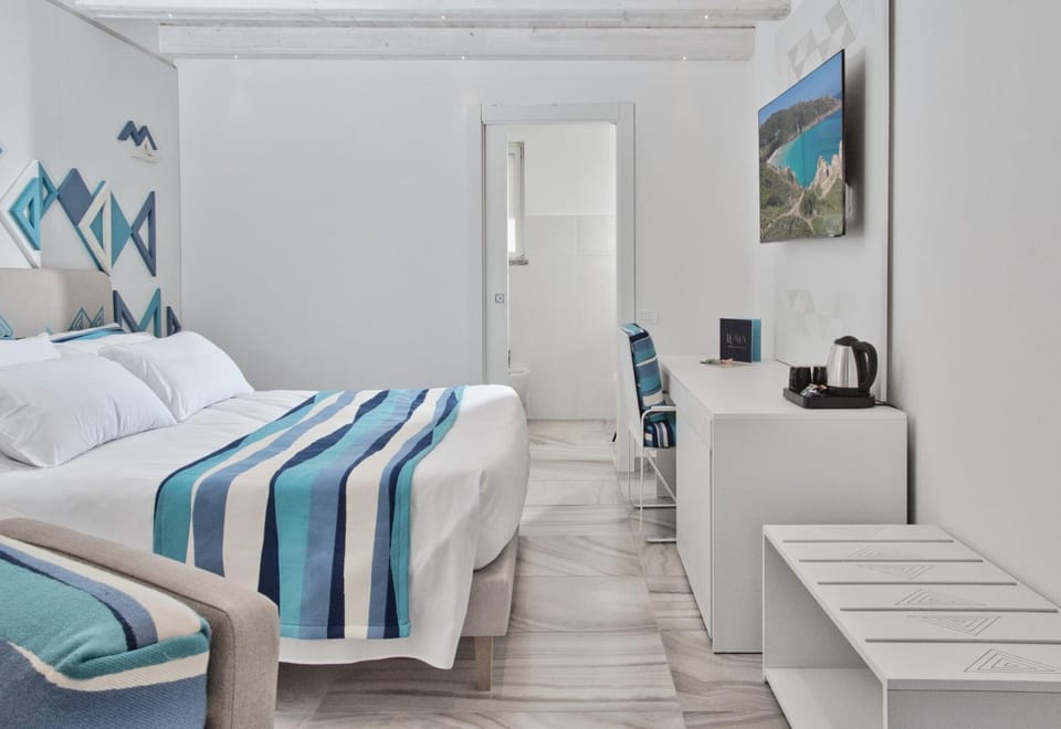 Bed, TV and multimedia, Photo of the whole room, Bedroom