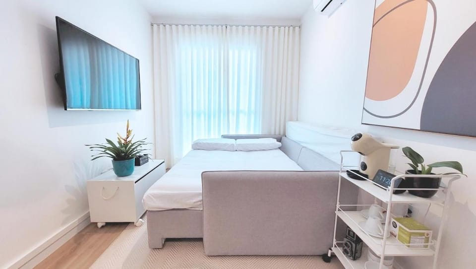 Bed, TV and multimedia, Living room, Seating area