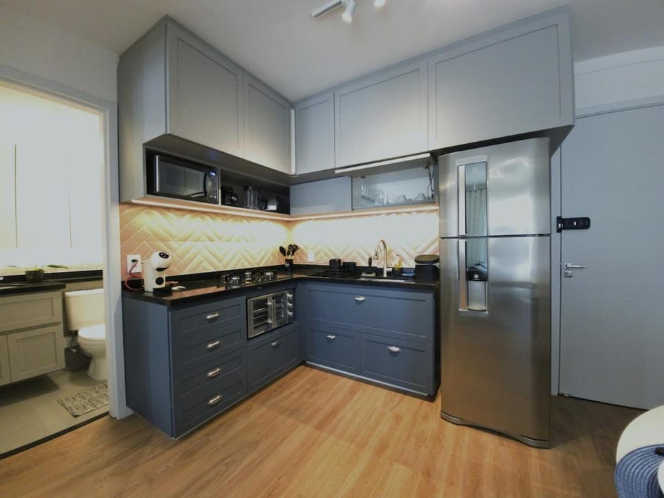 Kitchen or kitchenette, minibar, oven, stove