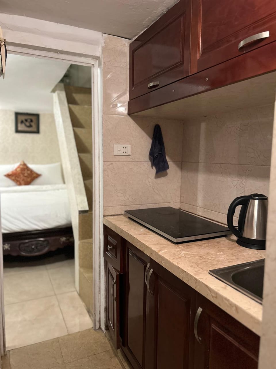 Coffee/tea facilities, Kitchen or kitchenette, stove