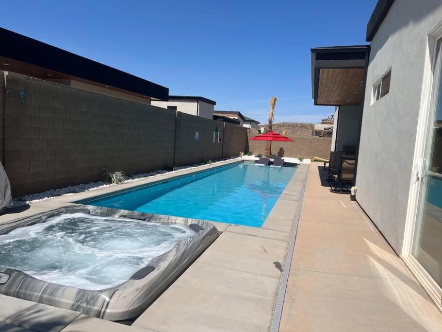 Hot Tub, Swimming pool