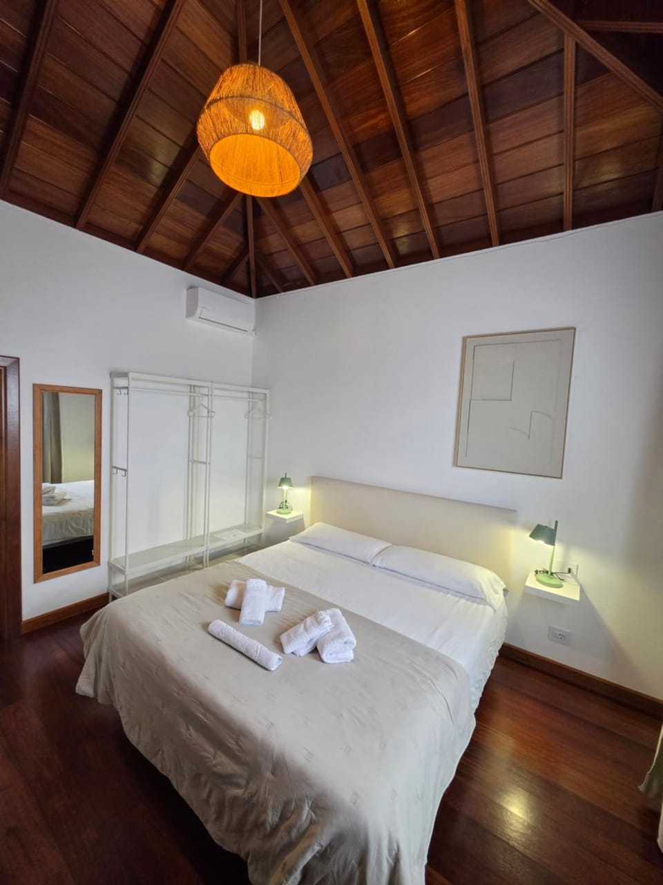 Bed, Photo of the whole room, Bedroom, heating, towels, air conditioner