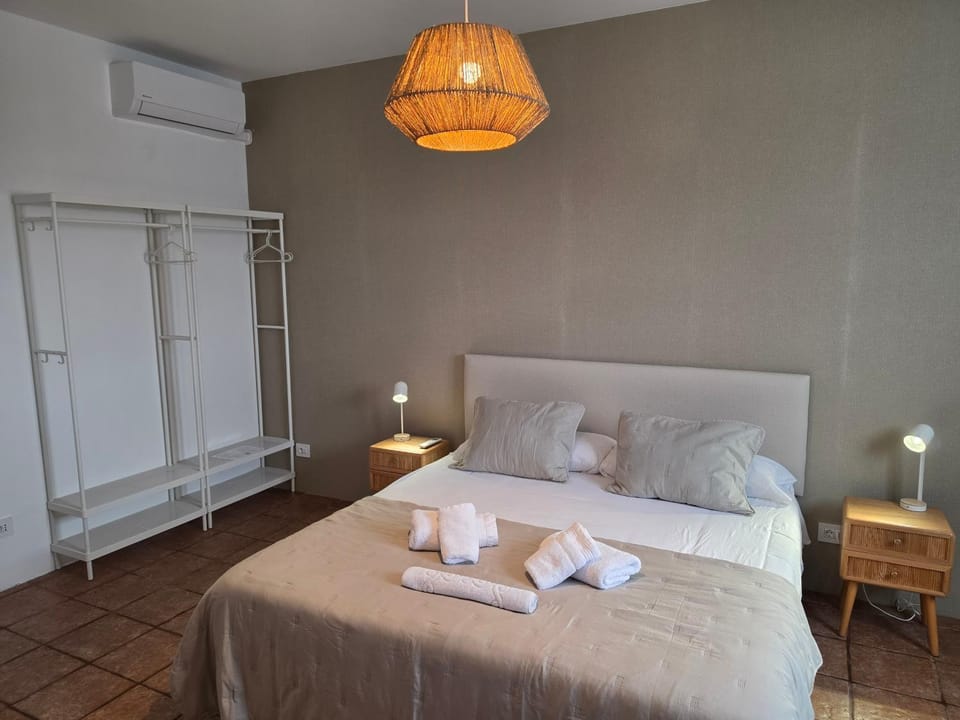 Bed, Photo of the whole room, Bedroom, heating, towels, air conditioner