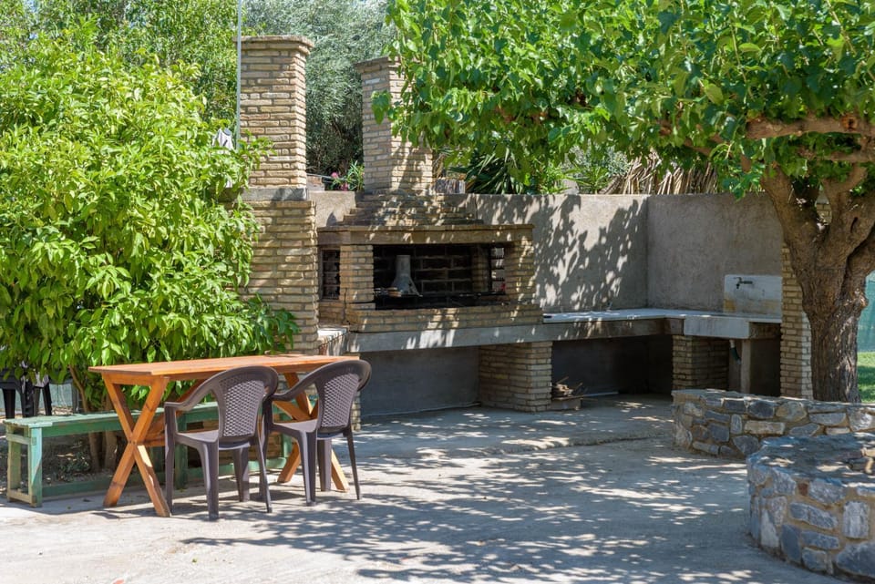 Property building, Patio, Spring, Day, Natural landscape, Garden, Dining area, Garden view