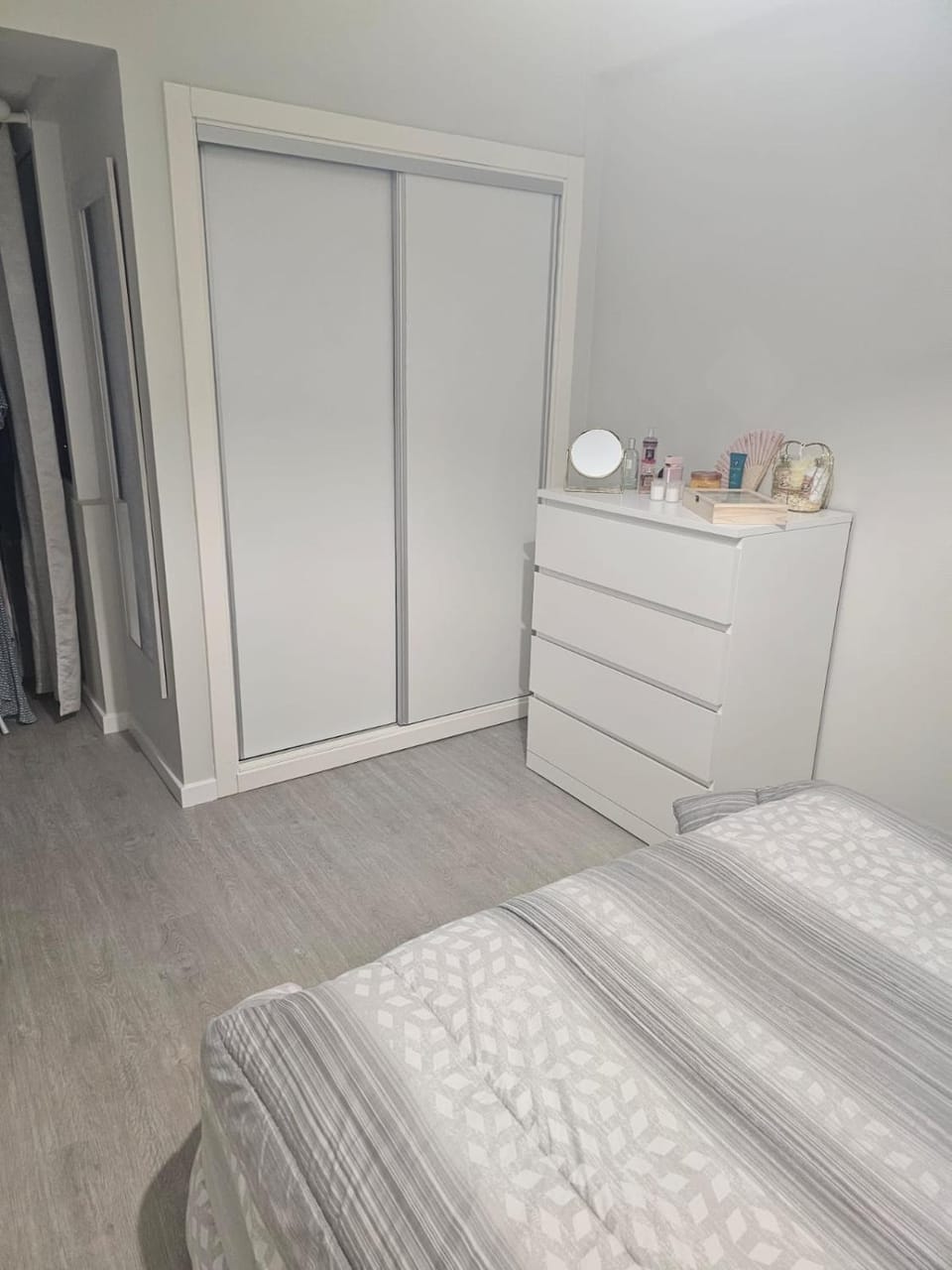 Photo of the whole room, Bedroom, wardrobe
