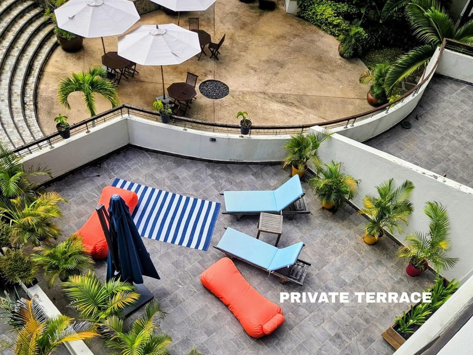 Seating area, sunbed