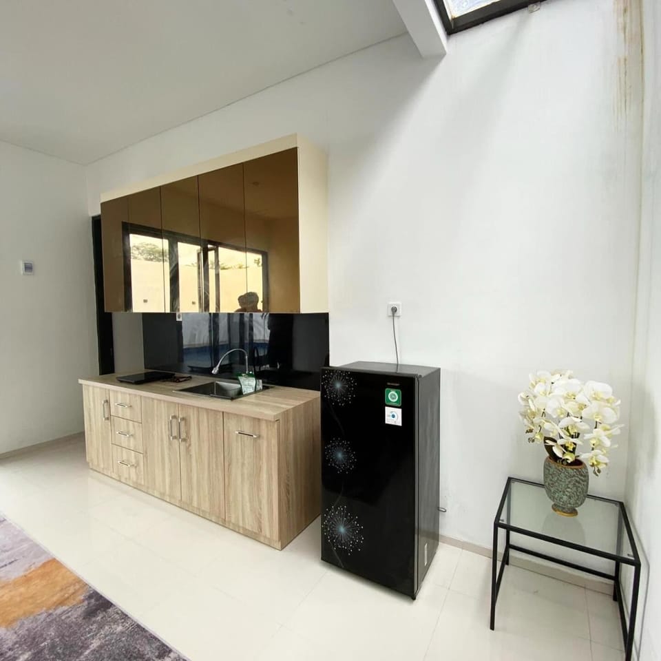 Kitchen or kitchenette, minibar